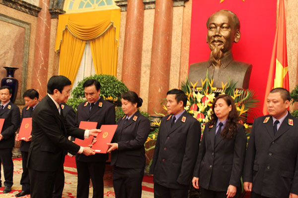 Chủ tịch nước Trương Tấn Sang trao Giấy chứng nhận Kiểm sát viên