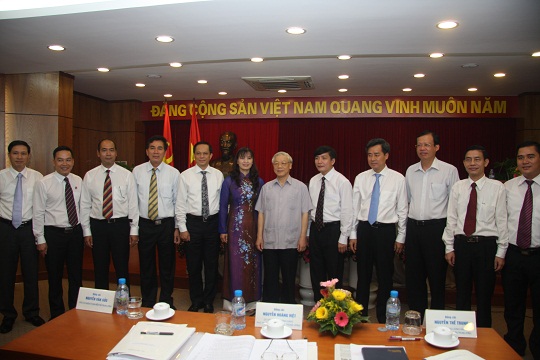 Tổng Bí thư Nguyễn Phú Trọng chụp ảnh lưu niệm với các đại biểu