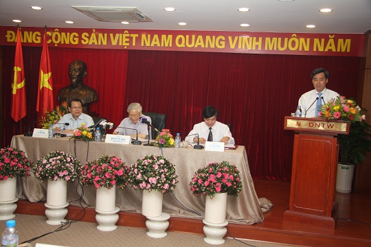 Đồng chí Nguyễn Quang Dương, Phó Bí thư Đảng ủy Khối bổ sung báo cáo và trả lời các câu hỏi của các đồng chí đại diện Lãnh đạo các Ban Xây dựng Đảng của Trung ương dự Hội nghị