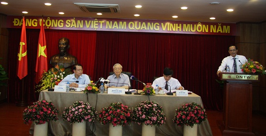 Đồng chí Nguyễn Văn Ngọc, Phó Bí thư Đảng ủy Khối bổ sung báo cáo và trả lời các câu hỏi của các đồng chí đại diện Lãnh đạo các Ban Xây dựng Đảng của Trung ương dự Hội nghị