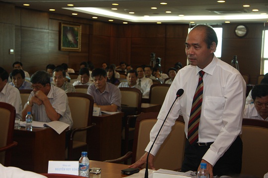 Đồng chí Nguyễn Hồng Minh, Ủy viên Ban Thường vụ, Chủ nhiệm Ủy ban Kiểm tra Đảng ủy Khối làm rõ thêm một số nội dung câu hỏi mà các đồng chí Lãnh đạo các Ban Đảng Trung ương đặt ra