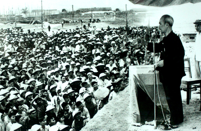 Ngày 18/4/1959 Bác Hồ tới thăm và nói chuyện động viên, khích lệ CBCNV Công ty Kiến trúc Việt Trì (tiền thân của Tổng công ty Cổ phần Sông Hồng) 