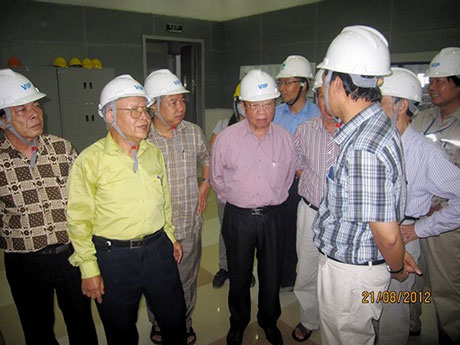 Các chuyên gia thuộc Hội đồng Khoa học Năng lượng - VESC thăm Trung tâm điều kiển Nhà máy