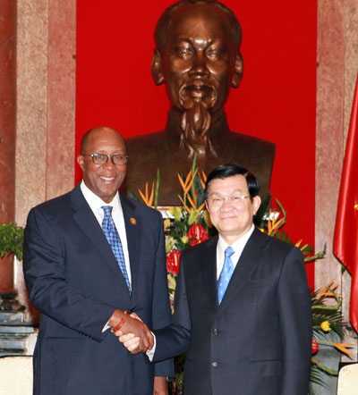 Tại Phủ Chủ tịch, Đại diện Thương mại Mỹ Ronald Kirk đến chào xã giao Chủ tịch nước Trương Tấn Sang nhân chuyến thăm Việt Nam
