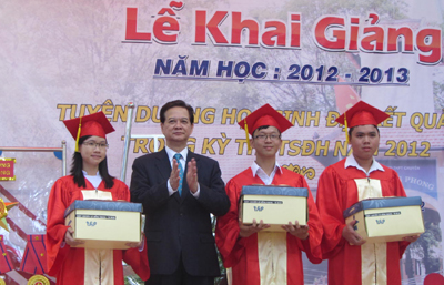 Thủ tướng Nguyễn Tấn Dũng trao thưởng cho các em học sinh đỗ thủ khoa các trường đại học trong kỳ thi tuyển sinh đại học năm 2012