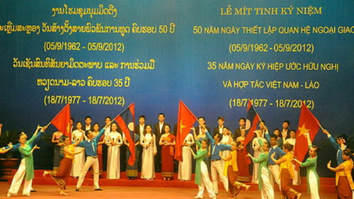 Thanh niên Việt – Lào trong tiết mục văn nghệ tại lễ mít tinh Lễ mít tinh kỷ niệm 50 năm ngày thiết lập quan hệ ngoại giao và 35 năm ngày ký Hiệp ước Hữu nghị và Hợp tác Việt Nam-Lào