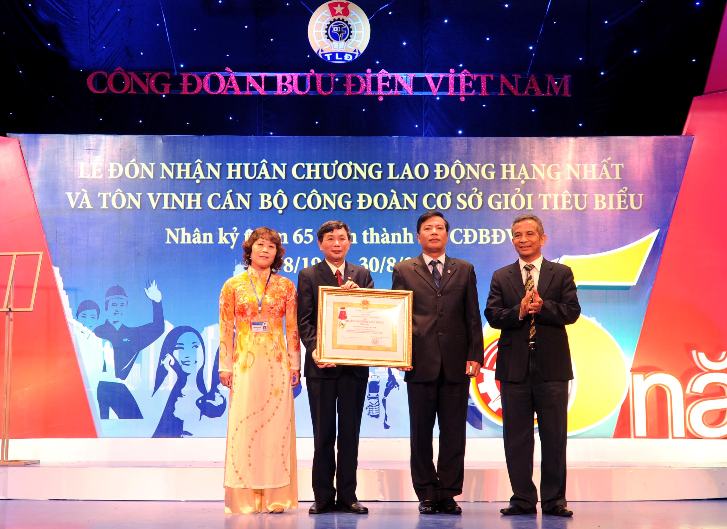 Đồng chí Đặng Ngọc Tùng, Uỷ viên Trung ương Đảng, Chủ tịch Tổng Liên đoàn Lao động Việt Nam trao Huân chương Lao động hạng Nhất cho Công đoàn Bưu điện Việt Nam.