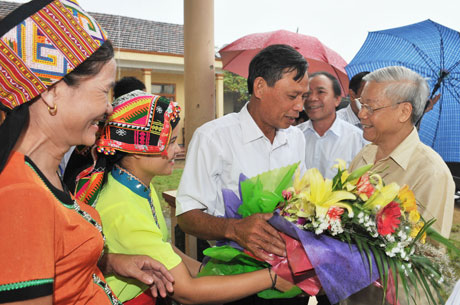 Lãnh đạo, nhân dân xã Môn Sơn vui mừng đón tiếp, tặng hoa chúc mừng   Tổng Bí thư Nguyễn Phú Trọng.