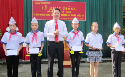 Lãnh đạo VietinBank Tuyên Quang trao học bổng cho học sinh nghèo vượt khó Trường THCS Tân Trào