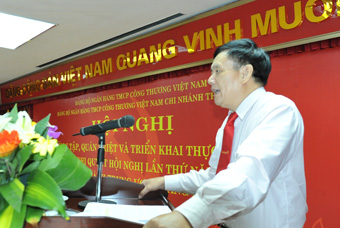 Phó Bí thư thường trực Đảng ủy Nguyễn Văn Bình quán triệt Nghị quyết tại Hội nghị.