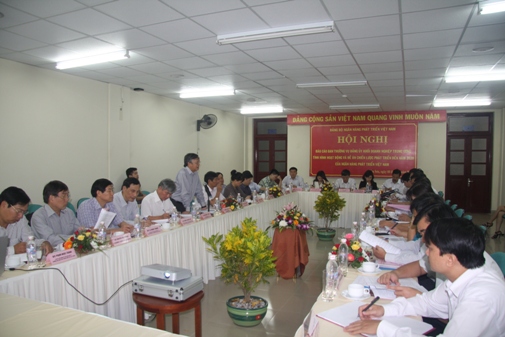 Đồng chí Nguyễn Quang Dũng, Bí thư Đảng ủy, TGĐ Ngân hàng Phát triển Việt Nam báo cáo tại Hội nghị