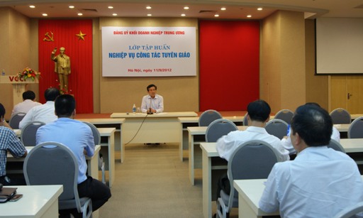 Đồng chí Trần Thanh Khê, Trưởng ban Tuyên giáo Đảng ủy Khối chủ trì Tọa đàm tại lớp Tập huấn