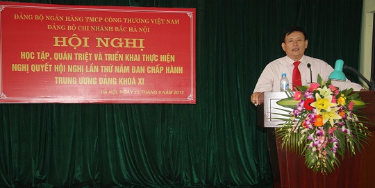 Đồng chí Nguyễn Văn Bình, Phó Bí thư Đảng ủy Ngân hàng TMCP Công thương Việt Nam trực tiếp quán triệt nội dung Nghị quyết tới Hội nghị