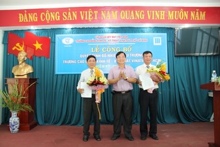 Ông Vũ Đức Giang – Chủ tịch HĐTV Vinatex trao quyết định cho ông Nguyễn Hữu Bình và ông Hồ Ngọc Tiến
