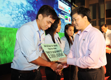 Phó Tổng giám đốc VietinBank Lê Đức Thọ trao học bổng cho sinh viên ĐBSCL.