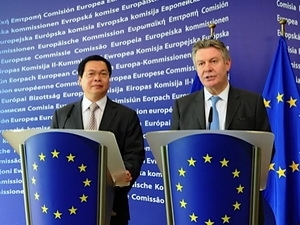 Bộ trưởng Công Thương Việt Nam Vũ Huy Hoàng và Cao ủy Thương mại EU chính thức tuyên bố khởi động đàm phán FTA song phương Việt Nam-EU tại Bỉ. (Ảnh: Thái Vân/Vietnam+)