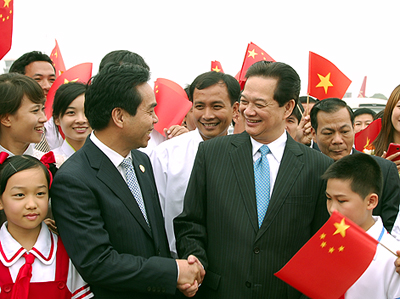 Phó Chủ tịch Thường trực Khu tự trị dân tộc Choang Quảng Tây Hoàng Đạo Vĩ chào đón Thủ tướng Nguyễn Tấn Dũng