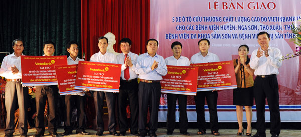 Trao tài trợ xe cứu thương cho 5 bệnh viện tại Thanh Hóa.