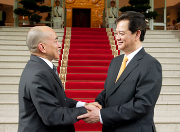 Thủ tướng Nguyễn Tấn Dũng chào mừng Quốc vương Norodom Sihamoni sang thăm Việt Nam
