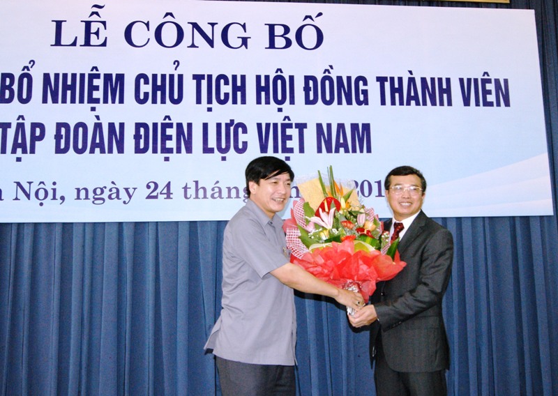 Đồng chí Bí thư Đảng ủy Khối DNTW chúc mừng tân Chủ tịch HĐTV Tập đoàn Điện lực Việt Nam.