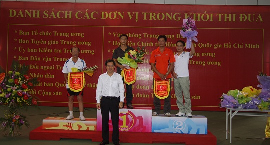Đồng chí Nguyễn Quang Dương, Phó Bí thư Đảng ủy Khối trao giải cho các vận động viên