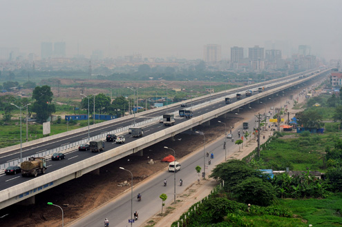 Tuyến được xây dựng đạt tiêu chuẩn cao tốc trên cao, nằm trong dải phân cách giữa của đường Vành đai 3 giai đoạn 1, bảo đảm cho xe chạy với vận tốc 100km/h