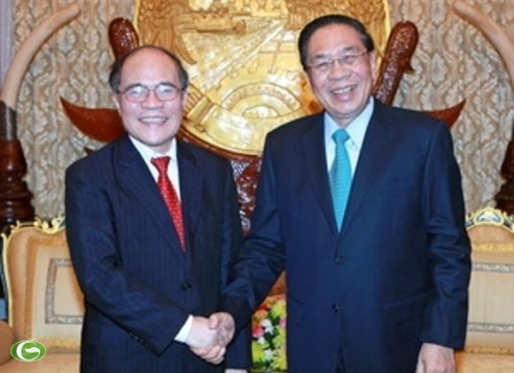 Chủ tịch Quốc hội Nguyễn Sinh Hùng đến chào Tổng Bí thư Đảng Nhân dân Cách mạng Lào, Chủ tịch nước CHDCND Lào.