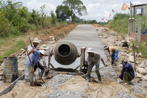 Xây dựng đường ở nông thôn là lĩnh vực dễ xảy ra tình trang lãng phí và tốn kém