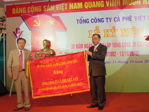 Đồng chí Bùi Bá Bổng - Thứ trưởng Bộ Nông nghiệp & Phát triển Nông thôn trao tặng bức trướng của Bộ cho Tổng Công ty Cà phê Việt Nam