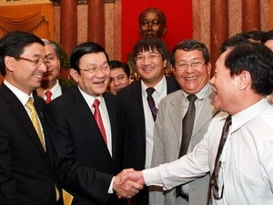 Chủ tịch nước Trương Tấn Sang và các doanh nhân. Ảnh: TTXVN.
