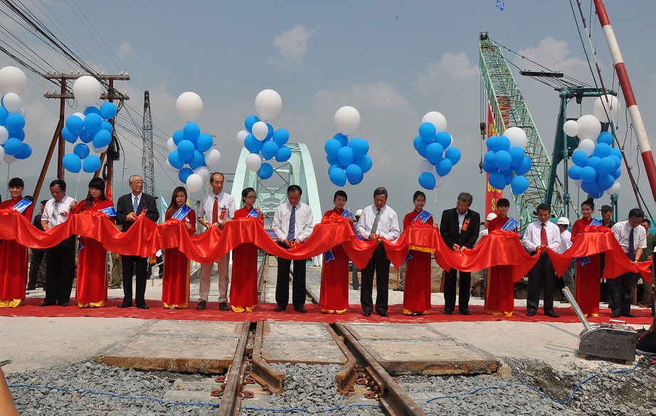 Cắt băng khánh thành gói xây lắp CP2  10 cầu tại Nam Ô, Đà Nẵng ngày 10-10-2012.