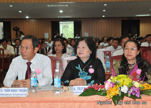 Đến dự Hội nghị có : Bà Trương Mỹ Hoa (giữa) – Nguyên Phó Chủ tịch Nước CHXHCNVN