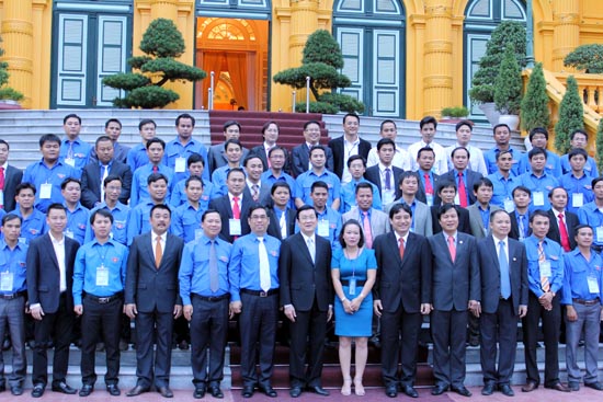 Chủ tịch nước Trương Tấn Sang chụp ảnh kỷ niệm cùng các đại biểu thanh niên tiêu biểu
