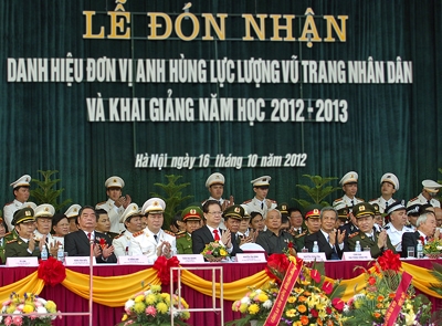 Các đồng chí lãnh đạo Đảng, Nhà nước, các vị khách quốc tế dự Lễ đón nhận danh hiệu Anh hùng Lực lượng Vũ trang nhân dân và khai giảng năm học 2012-2013 của Học viện Cảnh sát nhân dân