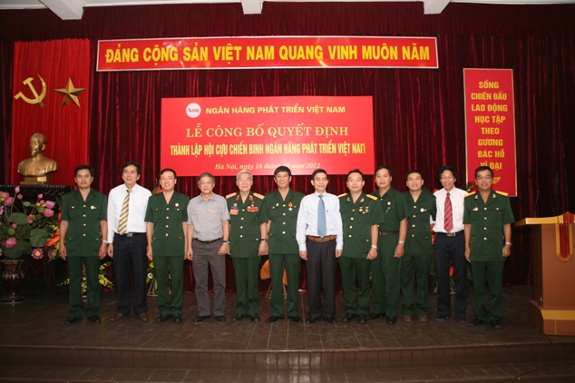 Đồng chí Trần Thanh Khê và Đồng chí Vũ Đức Kiển chụp hình lưu niệm với Hội cựu chiến binh Ngân hàng Phát triển Việt Nam