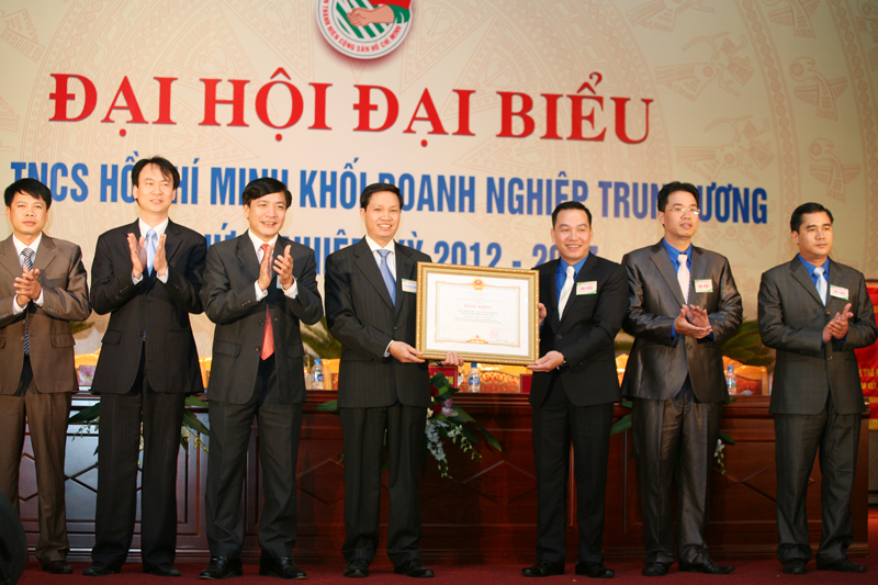 Đồng chí Bùi Văn Cường, Bí thư Đảng ủy Khối doanh nghiệp trao Bằng khen của Thủ tướng Chính phủ cho tuổi trẻ Khối tại Đại hội