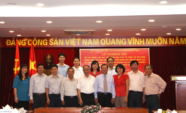 Đồng chí Lê Văn Long, Phó Trưởng Ban Tuyên giáo Đảng ủy Khối trình bày báo cáo tóm tắt Đề tài.
