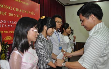 Giám đốc công ty Lê Mạnh Hùng trao học bổng cho học sinh, sinh viên nghèo vượt khó, học giỏi
