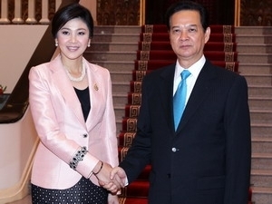 Thủ tướng Nguyễn Tấn Dũng bắt tay Thủ tướng Thái Lan Yingluck Shinawatra khi bà Yingluck Shinawatra thăm Việt Nam tháng 11/2011. (Ảnh: Đức Tám/TTXVN)