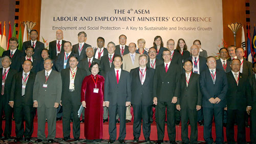 Thủ tướng Nguyễn Tấn Dũng chụp ảnh chung với các đại biểu