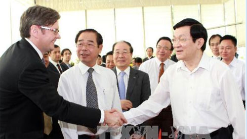 Chủ tịch nước Trương Tấn Sang gặp gỡ với các doanh nghiệp ỏ Bình Dương