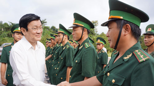 Chủ tịch nước Trương Tấn Sang và Đoàn công tác Trung ương đã đếm thăm Đồn Biên phòng cửa khẩu Tà Vát.