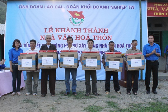 Đại diện Đoàn Tập đoàn Điện lực Việt Nam tặng các bộ máy tính  nối mạng internet cho các thôn của xã Bản Qua 