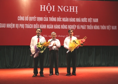 Ông Kiều Trọng Tuyến (ngoài cùng bên trái) và ông Trịnh Ngọc Khánh (ngoài cùng bên phải)  tại Hội nghị