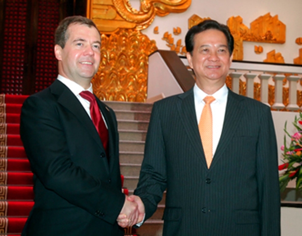 Thủ tướng Nguyễn Tấn Dũng chào mừng Thủ tướng Dimitry Medvedev và đoàn đại biểu Chính phủ Liên bang Nga