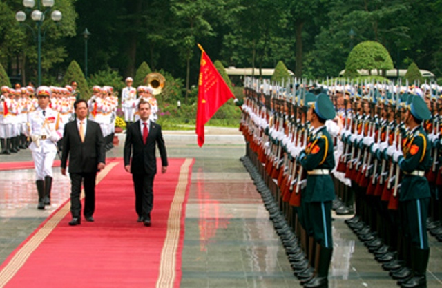 Thủ tướng Nguyễn Tấn Dũng và Thủ tướng Medvedev đã chứng kiến lễ ký Hiệp định hợp tác trong lĩnh vực năng lượng, thương mại giữa hai nước