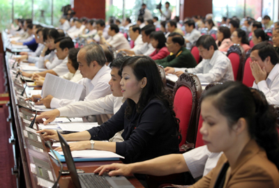 Các đại biểu nhấn nút thông qua Nghị quyết về kế hoạch phát triển kinh tế - xã hội năm 2013. - Ảnh: VGP/Nhật Bắc