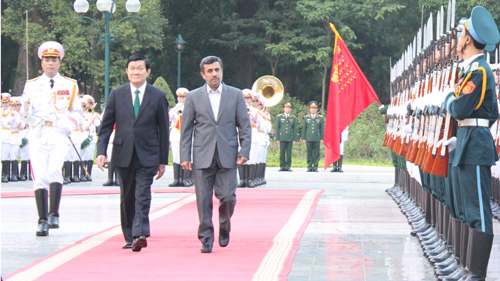 Chủ tịch nước Trương Tấn Sang và Tổng thống Iran Mahmoud Ahmadinejad duyệt đội danh dự