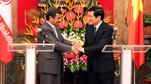 Tổng thống Mahmoud Ahmadinejad cảm ơn lòng mến khách, sự đón tiếp thân tình và những tình cảm tốt đẹp mà Chủ tịch nước và nhân dân Việt Nam đã dành cho Đoàn