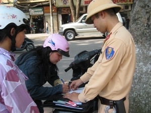 Lực lượng cảnh sát giao thông tiến hành xử phạt vi phạm giao thông. (Ảnh: Mạnh Hùng/Vietnam+)